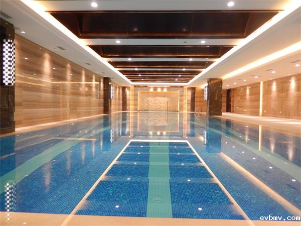 室内泳池除湿很重要，伟德网页版下载教程视频泳池专用除湿热泵为你保驾护航!