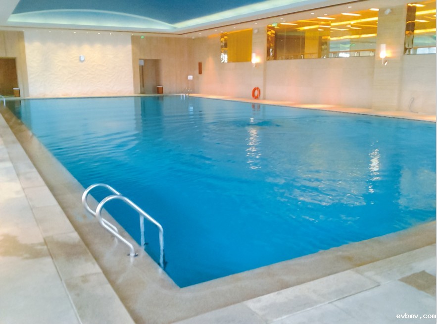 室内恒温游泳池为什么不能只装新风系统？