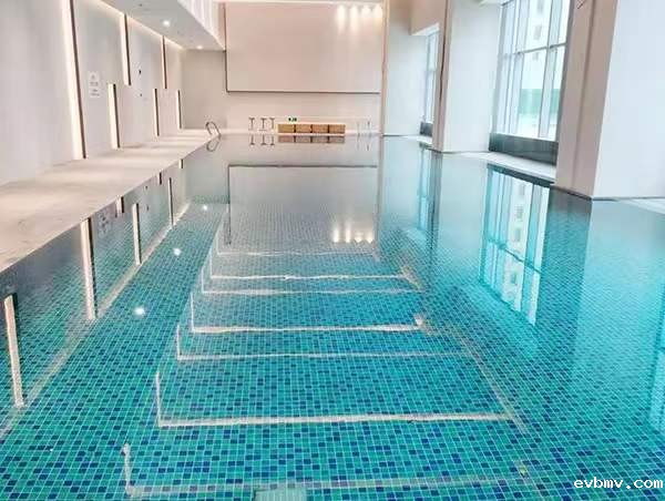 四季恒温的游泳池都需要什么设备？