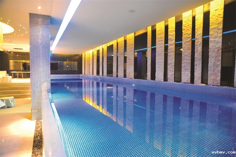 一台除湿器解决泳池潮湿等问题