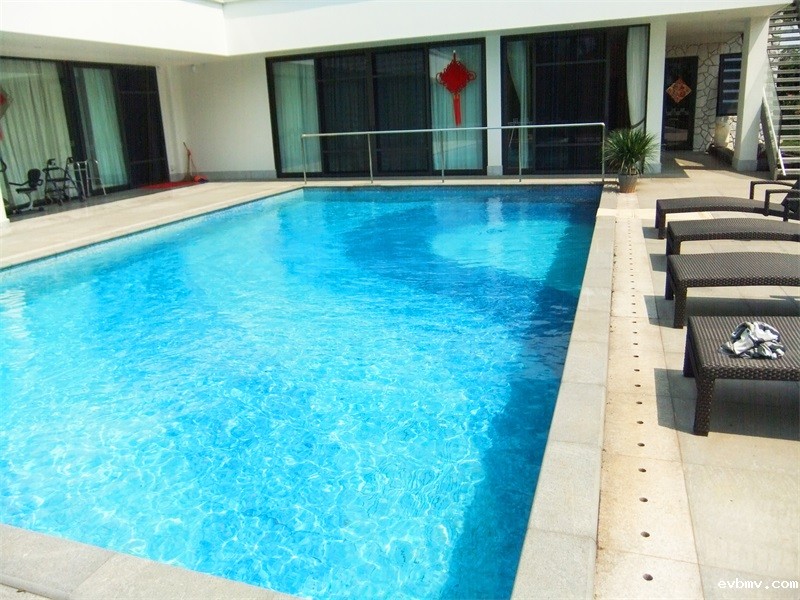 有了它就不怕室内泳池的水温度低了