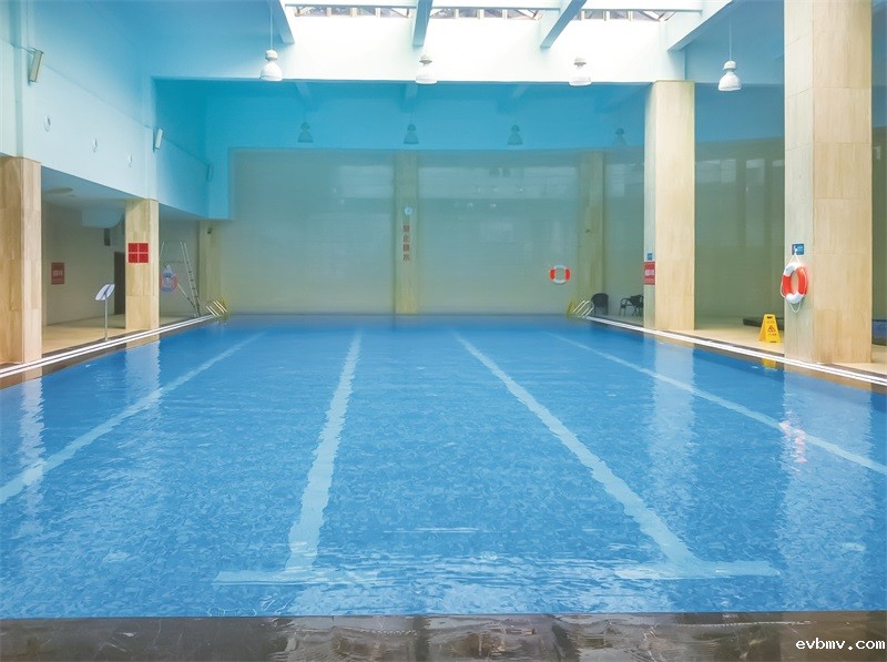 告别潮湿闷热！室内泳池三集一体恒温除湿热泵大揭秘！