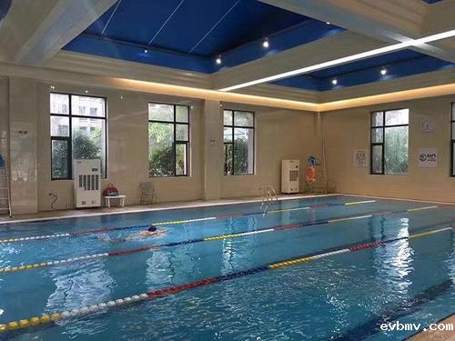 如何解决室内游泳池环境潮湿问题？